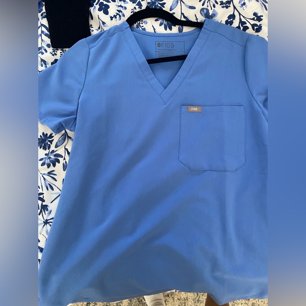 Figs ceil blue top size small